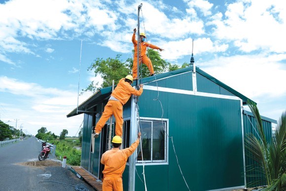 Tổng Công ty Điện lực miền Nam (EVNSPC): Tăng cường hướng dẫn phòng tránh tai nạn điện mùa mưa bão ảnh 1