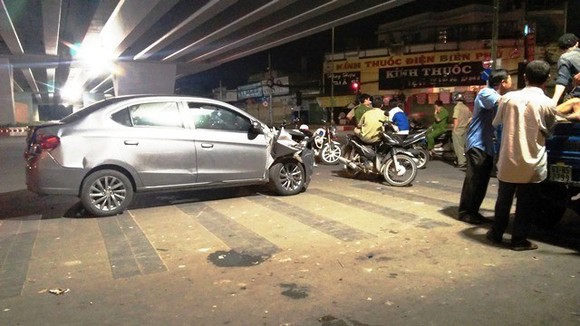 Sợ bị đánh, nam thanh niên lái ô tô gây náo loạn đường phố ảnh 1