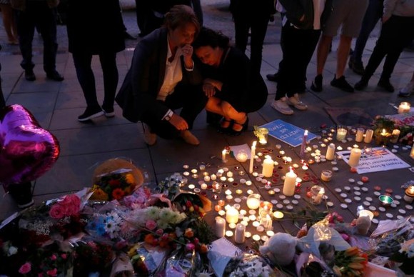 Vụ đánh bom tại Manchester: Cảnh sát bắt giữ thêm hai nghi can ảnh 2