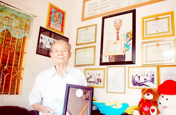 Câu lạc bộ làm theo gương Bác ảnh 1