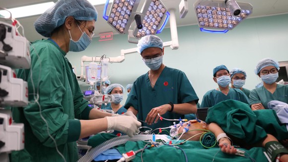 Trúc Nhi - Diệu Nhi được đưa ra khỏi phòng mổ ảnh 15