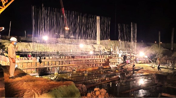 Chạy đua công trình phòng chống bão lũ ảnh 1