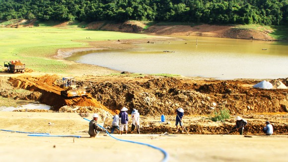 Chạy đua công trình phòng chống bão lũ ảnh 2