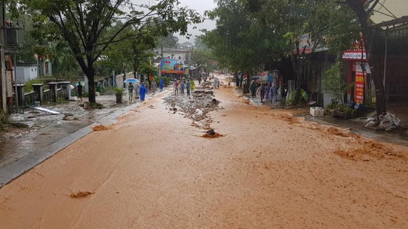 Bão số 9 càn quét các tỉnh miền Trung, hàng trăm nhà dân tốc mái ảnh 1