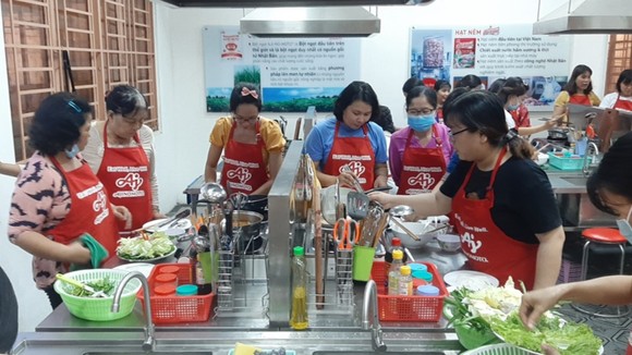 Giữ lửa hạnh phúc qua bữa cơm gia đình ảnh 1