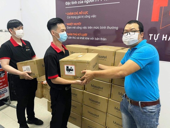 Học sinh khó khăn đang chờ máy tính ảnh 1