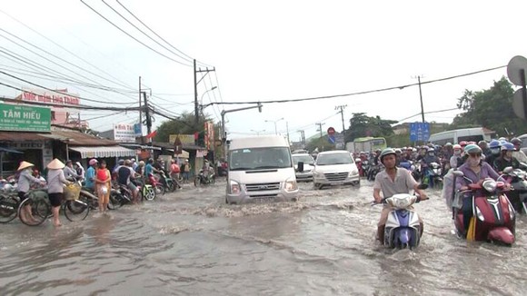TPHCM: Mưa lớn ngập nhiều nơi, giao thông ùn ứ ảnh 1