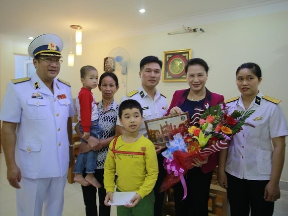 Chủ tịch Quốc hội Nguyễn Thị Kim Ngân thăm các đơn vị hải quân ảnh 2