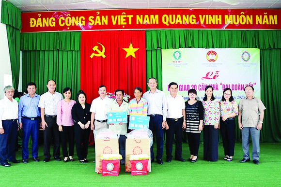 Công ty TNHH MTV Xổ số kiến thiết Đồng Tháp phối hợp Công ty TNHH MTV Xổ số kiến thiết Bến Tre trao nhà tình thương ảnh 1