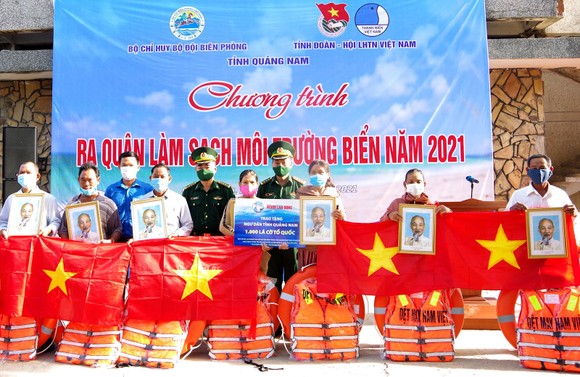Trao tặng 1.000 lá cờ Tổ quốc cùng nhiều phần quà cho ngư dân ven biển miền Trung ảnh 1