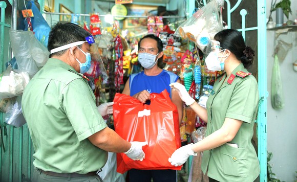 Sẻ chia với đồng bào ở lại ảnh 6