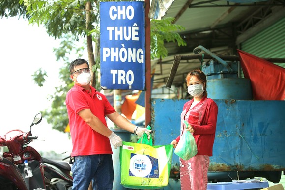 Sẻ chia với đồng bào ở lại ảnh 1