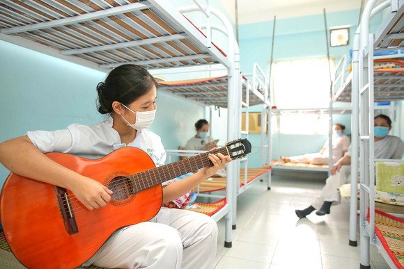 Sẻ chia với đồng bào ở lại ảnh 7