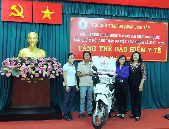 248 người nghèo được tặng thẻ BHYT ảnh 1