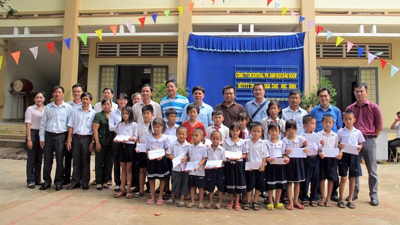 Tặng học bổng, quà và máy vi tính cho học sinh nghèo huyện Bến Cầu ảnh 2