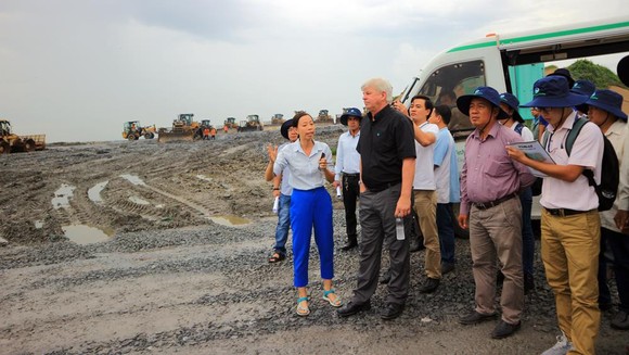 Người dân trực tiếp kiểm tra việc tán mùi hôi trong Khu liên hợp xử lý chất thải rắn Đa Phước ảnh 1