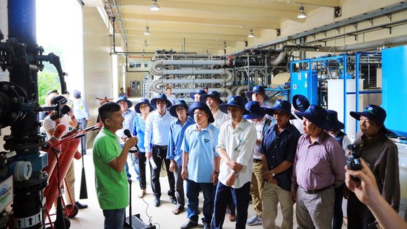 Người dân trực tiếp kiểm tra việc tán mùi hôi trong Khu liên hợp xử lý chất thải rắn Đa Phước ảnh 2