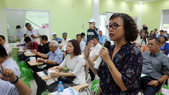 Người dân trực tiếp kiểm tra việc tán mùi hôi trong Khu liên hợp xử lý chất thải rắn Đa Phước ảnh 4