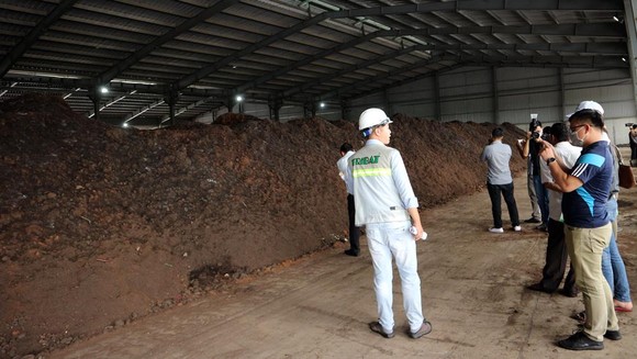Người dân trực tiếp kiểm tra việc tán mùi hôi trong Khu liên hợp xử lý chất thải rắn Đa Phước ảnh 8