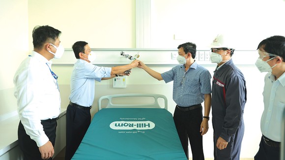 Bàn giao thiết bị điều trị cho bệnh nhân Covid-19 ảnh 1