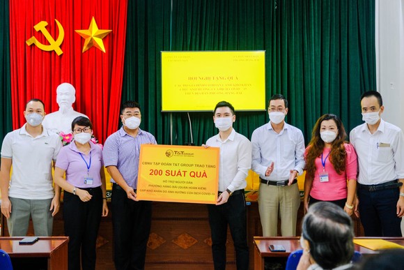 CBNV T&T Group trao tặng 3.000 suất quà cho người dân Hà Nội gặp khó khăn do Covid-19 ảnh 1