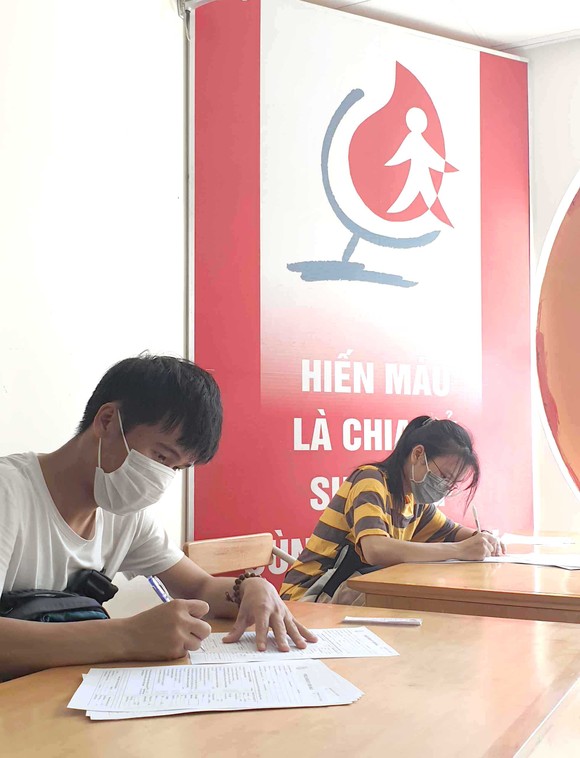 Giọt máu hồng lan tỏa ảnh 1