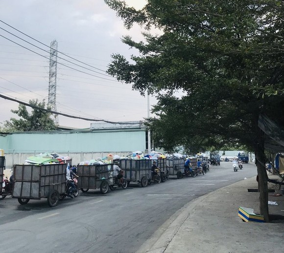 Khổ với trạm trung chuyển rác trước chung cư ảnh 1