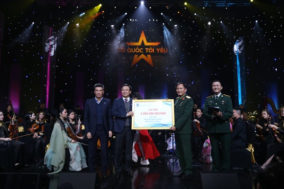 PVN-PV GAS ủng hộ 3 tỷ đồng cho “Quỹ đền ơn đáp nghĩa” của Bộ Quốc phòng tại Live concert 'Tổ quốc tôi yêu' ảnh 2