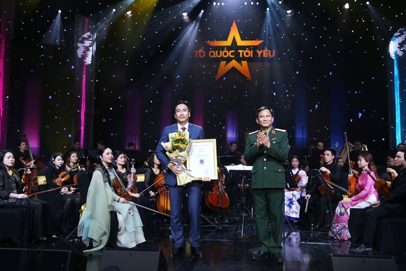 PVN-PV GAS ủng hộ 3 tỷ đồng cho “Quỹ đền ơn đáp nghĩa” của Bộ Quốc phòng tại Live concert 'Tổ quốc tôi yêu' ảnh 3