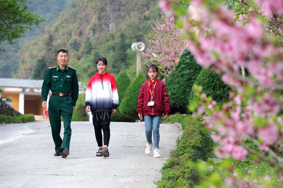 Con nuôi lính biên phòng ảnh 1