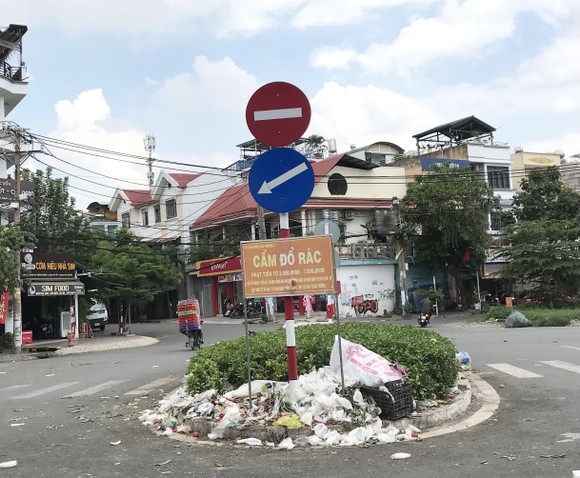 Đổ rác ngay biển cấm ảnh 1