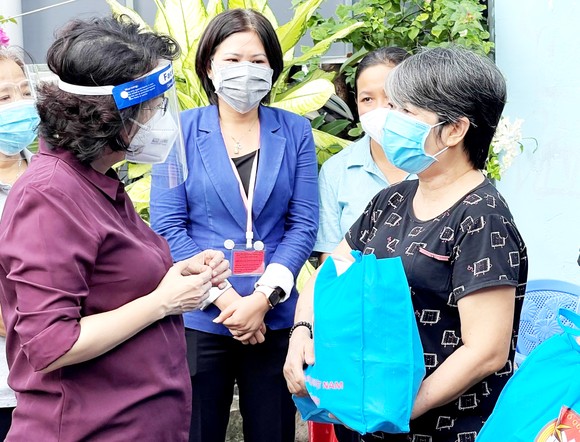 Chủ tịch UBND TPHCM Nguyễn Thành Phong: Người dân cứ an lòng ở TPHCM, tất cả trường hợp khó khăn sẽ được hỗ trợ ảnh 2