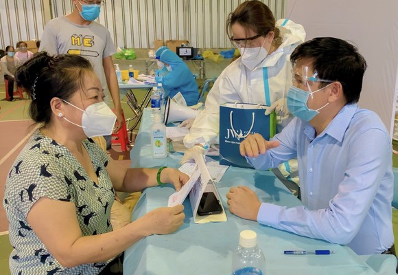 Bác sĩ 'sửa lỗi' ngoại hình xông pha chống dịch ảnh 1