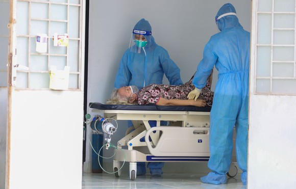 Sự sống từ những ngày 'mưa bão': Giữ từng nhịp thở ảnh 1