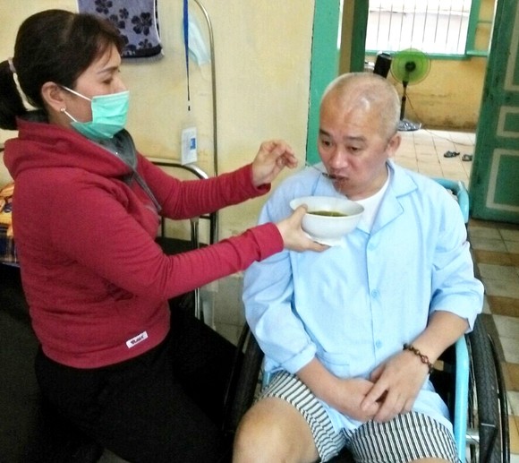 Cha bệnh nặng, con trai bỏ học ảnh 1