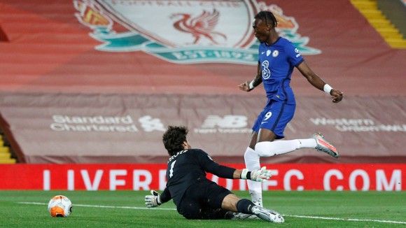 Liverpool – Chelsea 5-3: Cơn mưa bàn thắng đẹp ở Anfield ảnh 3