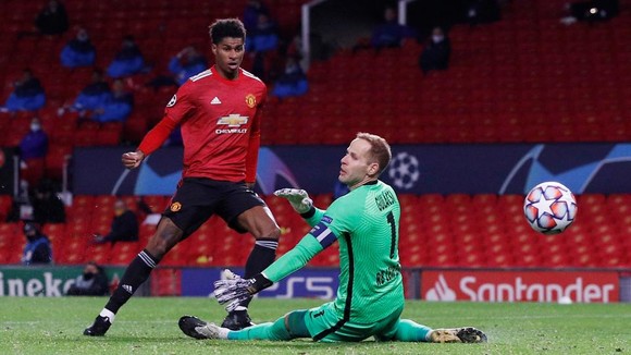 Vua lội ngược dòng Man United quyết thắng Leipzig dù mất Cavani và Martial ảnh 2