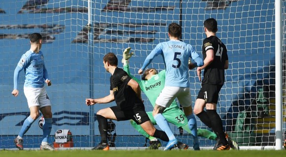 Man City thắng trận thứ 14 liên tiếp, Pep Guardiola ghi cột mốc 200 trận thắng ảnh 2