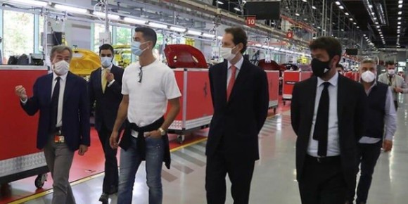 Ronaldo bỏ tập để tham gia sự kiện và mua xe Ferrari ảnh 2