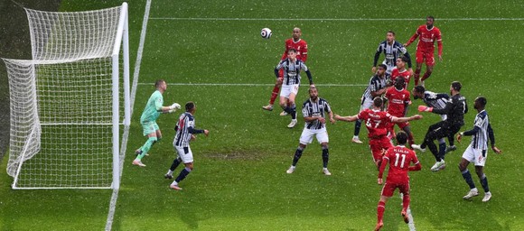 Thủ thành Alisson ghi bàn phút cuối, Liverpool sống lại hy vọng tốp 4 ảnh 5