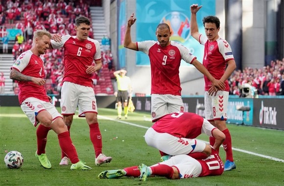 Christian Eriksen tạm qua cơn nguy kịch, tiếp tục được điều trị trong bệnh viện ảnh 1