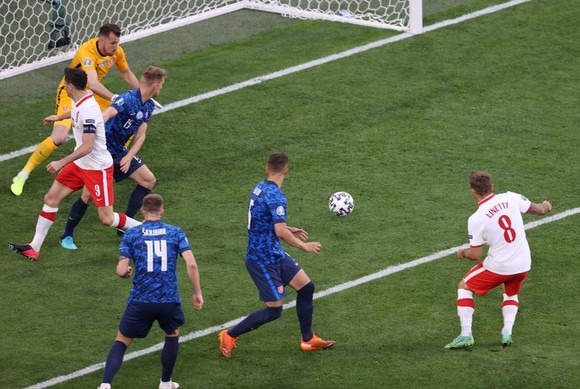 Ba Lan – Slovakia 1-2: Lewandowski mất dạng, Milan Skriniar nhấn chìm 10 cầu thủ Ba Lan ảnh 2