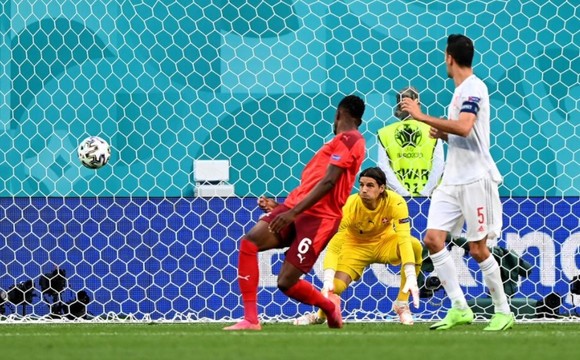 Tây Ban Nha – Thụy Sĩ 1-1 (luân lưu 3-1): Bò tót vào bán kết khi Unai Simon tỏa sáng trên chấm 11m ảnh 1