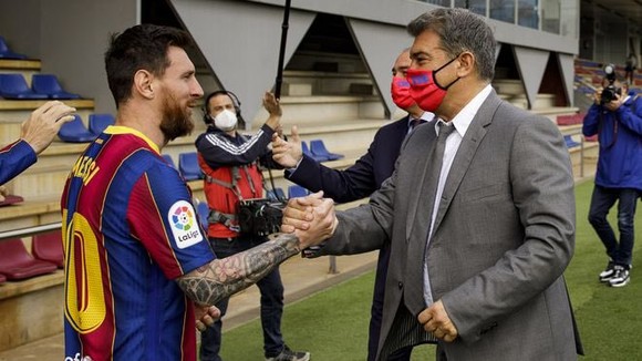 Ronaldinho giải thích tại sao Messi phải tiếp tục ở lại Barcelona ảnh 1
