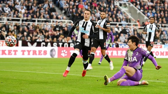 Harry Kane ghi bàn đầu tiên mùa giải, Tottenham quật ngã Chích chòe ngày ra mắt ông chủ mới ảnh 3