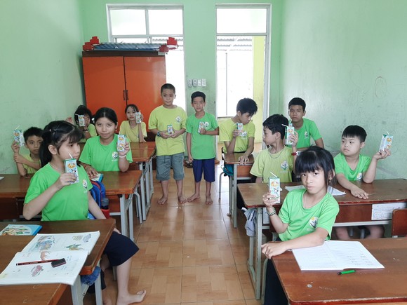 Quỹ sữa Vươn cao Việt Nam mang lại nụ cười hạnh phúc cho trẻ thơ trong mùa dịch ảnh 2