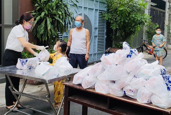 Chung tay chia sẻ cùng người dân khu cách ly ảnh 8