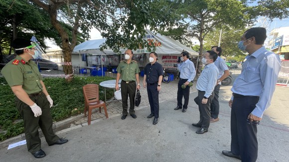 Phó Chủ tịch UBND TPHCM Dương Anh Đức kiểm tra đột xuất một số khu vực cách ly ảnh 1