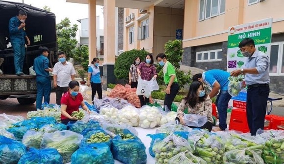 Tiếp sức người dân trong khu phong tỏa, lực lượng tuyến đầu chống dịch Covid-19 ảnh 4