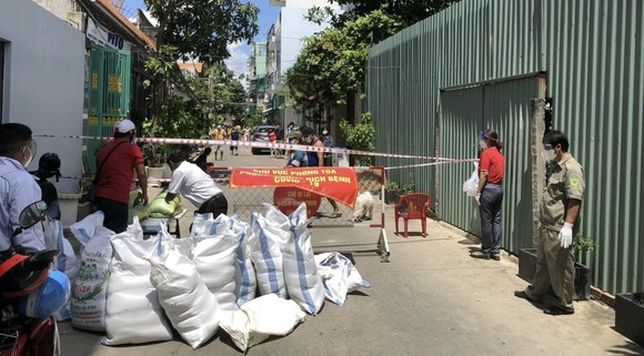 'ATM gạo Chữ thập đỏ' đến với người dân quận Bình Tân ảnh 4